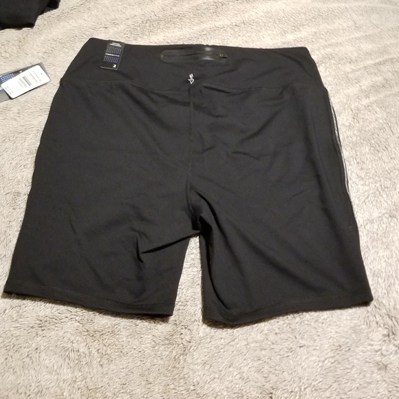 BNWT Torrid size 2 black w silver piping active bike short - Picture 2 of 6
